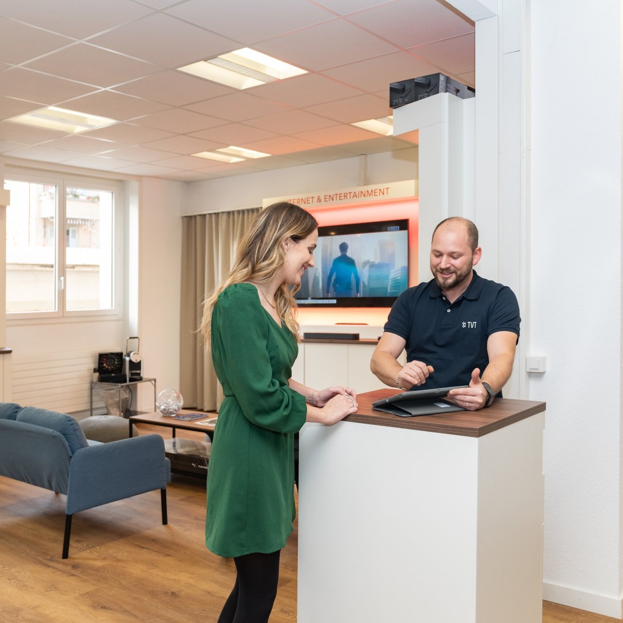 Vendeur montre une tablette à une cliente à l’Espace Conseils.