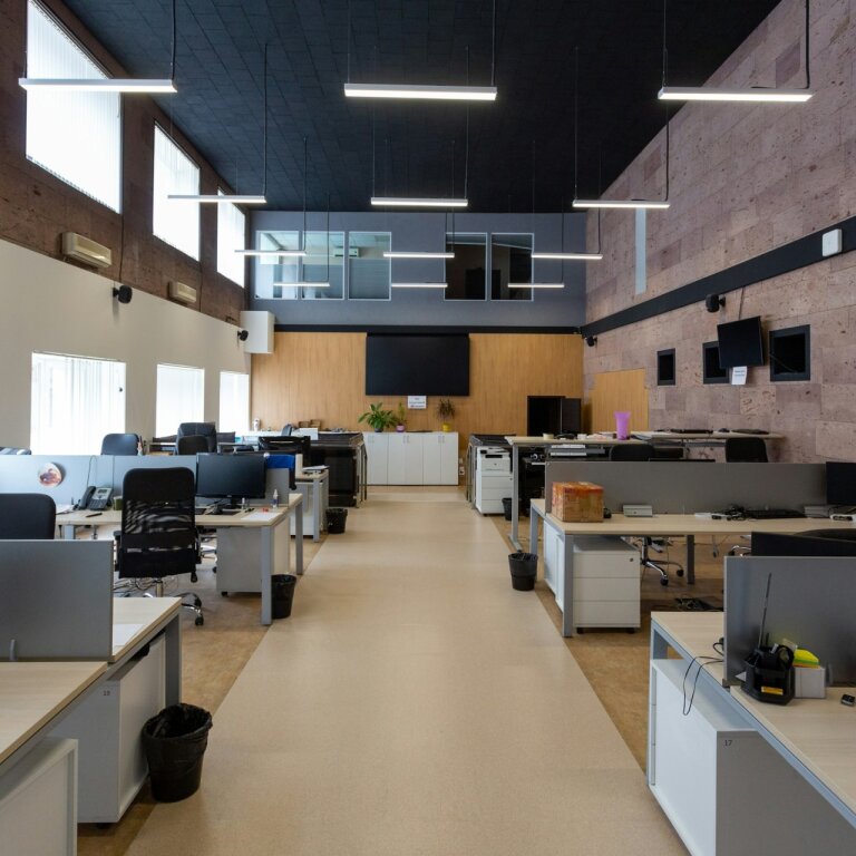 Bureau en open space éclairé par des luminaires LED linéaires