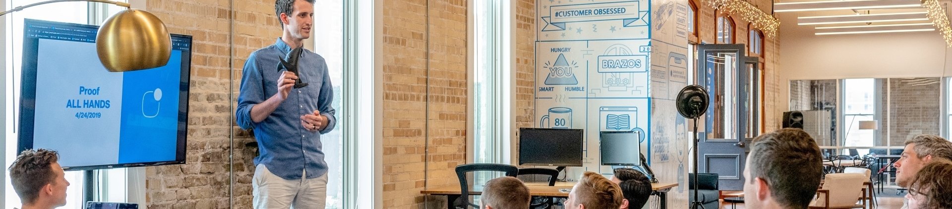 Plusieurs personnes assistant à une réunion