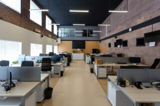 Bureau en open space éclairé par des luminaires LED linéaires